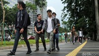 Warga berjalan seusai pulang dari kantor.