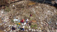 Diperkirakan gunungan sampah ini mencapai ribuan kubik dan bervariasi jenisnya.