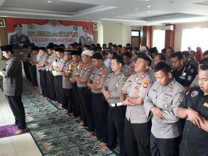 Saat Polisi Salat Gaib untuk Gugurnya Ratusan Petugas Pemilu