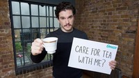 Tak hanya hobi ngopi, Kit juga hobi minum teh di sore hari. Kira-kira siapa yang tertarik untuk ngeteh bareng Jon Snow?  Foto: Istimewa