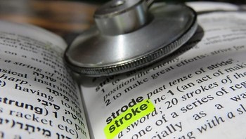 Membuka buku kamus sudah tidak banyak dilakukan sekarang karena sudah banyak aplikasi penerjemah di smartphone. Foto: Thinkstock