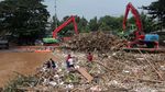 Pintu Air Manggarai Dipenuhi Sampah Kiriman Bogor