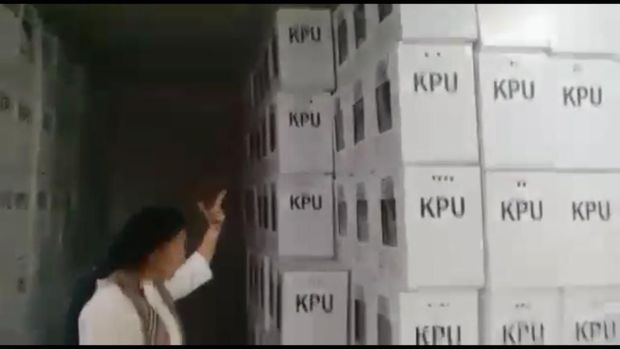 Viral video relawan 02 masuki gudang KPU Bekasi karena menduga ada kecuranganViral video relawan 02 masuki gudang KPU Bekasi karena menduga ada kecurangan