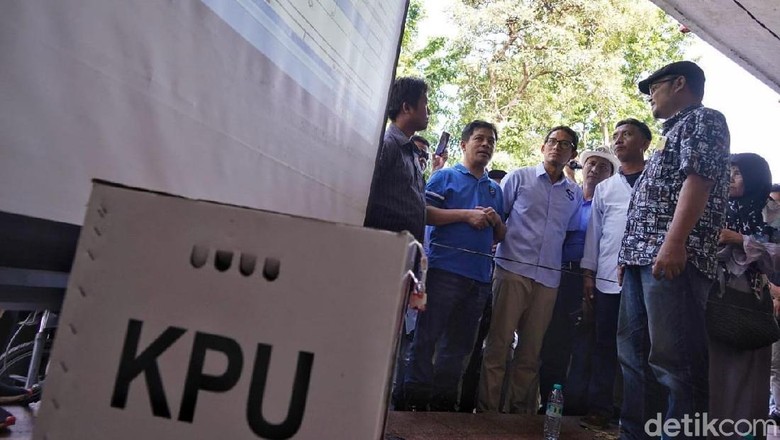 Pantau Rekapitulasi Suara di Surabaya, Sandiaga Diteriaki Pak Wapres Pantau Rekapitulasi Suara di Surabaya, Sandiaga Diteriaki Pak Wapres