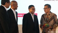 Direktur Utama PT Pefindo Biro Kredit Yohanes Arts Abimanyu (kedua kanan) bersama Komisaris Utama Hamdi Hassyarbaini (kedua kiri) dan Direktur Mohammad Mukhlis (kiri) berbincang dengan Deputi Bidang Koordinasi Ekonomi Makro & Keuangan, Kementerian Koordinator Bidang Perekonomian Iskandar Simorangkir (kanan) saat meluncurkan IdScore di sela-sela seminar nasional dengan tema Prospek Ekonomi dan Pertumbuhan Kredit Pascapemilu 2019 di Jakarta. 