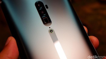 Di bawah kamera kita akan menemukan bulatan kecil. Fungsinya sebagai menyangga agar menghindari potensi tergoresnya kaca kamera di bidang datang lantaran tidak dibuat menonjol seperti sebelumnya.  Foto: Adi Fida Rahman/detikINET