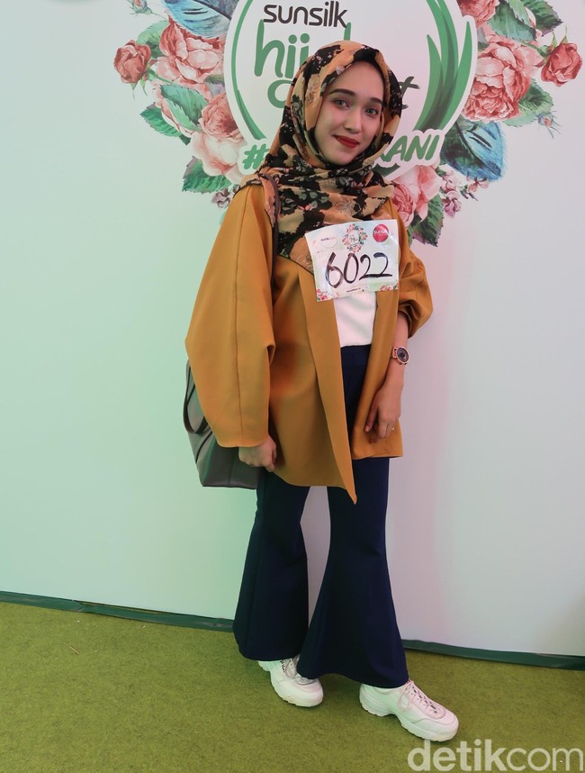 Hijab Ayu Angraini Agita membuat penampilannya lebih mencuri atensi dengan hijab penuh motif. Untuk memakai berbagai warna dalam satu tampilan seperti Ayu, ambil warna yang dominan seperti mustard dari motif hijabnya, kemudian dipadukan dengan warna yang lebih netral. Foto: Alissa Safiera/Wolipop