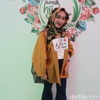 Hijab Ayu Angraini Agita membuat penampilannya lebih mencuri atensi dengan hijab penuh motif. Untuk memakai berbagai warna dalam satu tampilan seperti Ayu, ambil warna yang dominan seperti mustard dari motif hijabnya, kemudian dipadukan dengan warna yang lebih netral. Foto: Alissa Safiera/Wolipop
