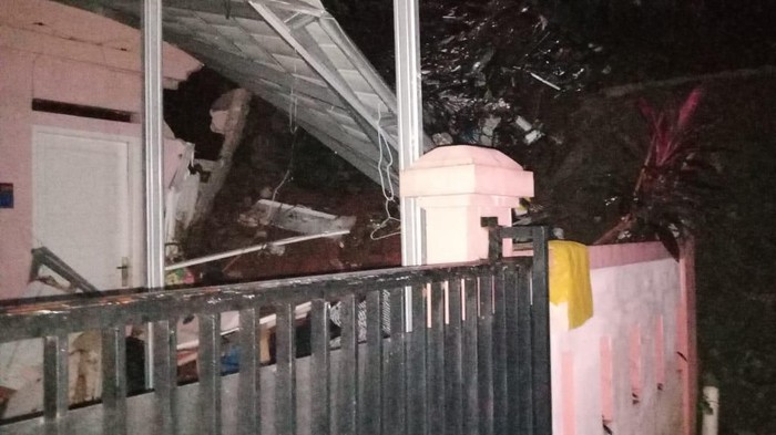 Sebuah Rumah di Ciputat Tertimbun Longsor, Balita Tewas