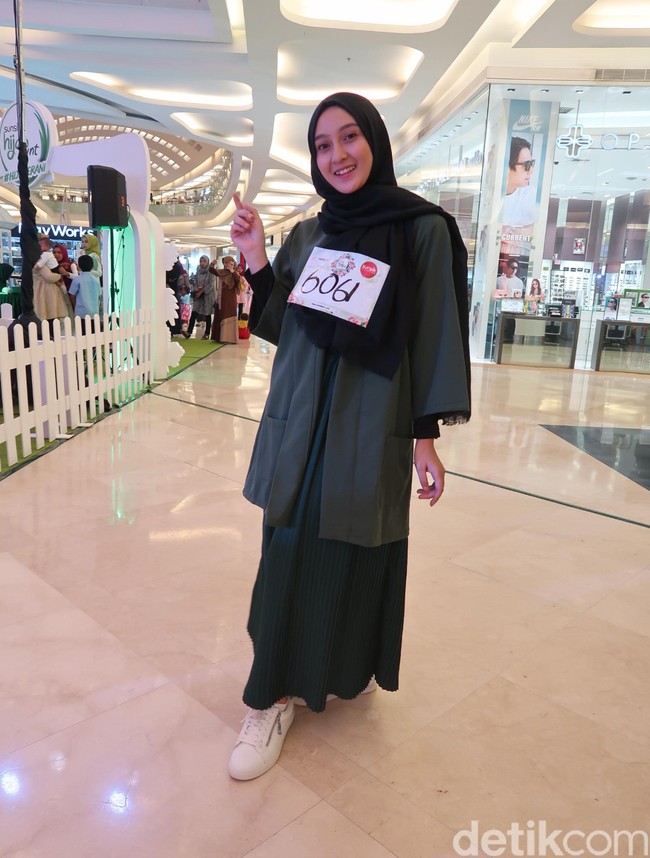 Padanan gaun panjang dan outerwear model kimono juga menjadi andalan Ayu Lestari. Namun ia memilih paduan warna gelap seperti hijau emerald yang terkesan edgy dan memberi sentuhan sporty lewat sneakers putih. Foto: Alissa Safiera/Wolipop