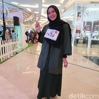 Padanan gaun panjang dan outerwear model kimono juga menjadi andalan Ayu Lestari. Namun ia memilih paduan warna gelap seperti hijau emerald yang terkesan edgy dan memberi sentuhan sporty lewat sneakers putih. Foto: Alissa Safiera/Wolipop