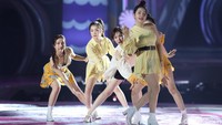 Red Velvet tampil cantik mengenakan busana feminin. Foto: agung/detikhot