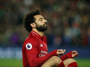 Naik Pesawat, Mohamed Salah Tiduran di Lantai