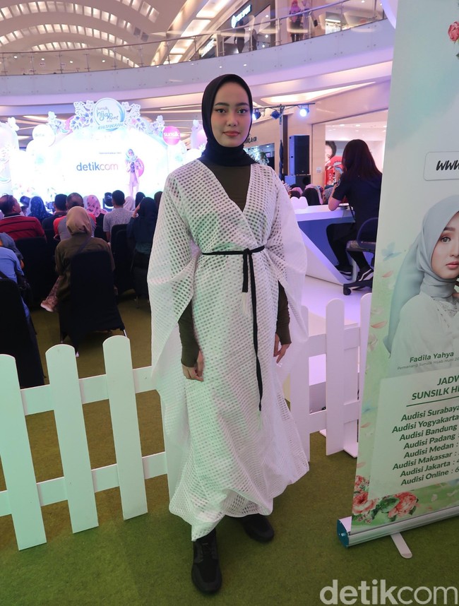 Ambia Maharani memakai outerwear aksen draperi yang mencuri atensi. Outerwear berbahan organza tersebut ternyata dijahit sendiri oleh sang ibunda. Ia memadukan gayanya yang edgy dengan sneakers hitam. Foto: Alissa Safiera/Wolipop