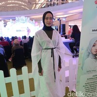 Ambia Maharani memakai outerwear aksen draperi yang mencuri atensi. Outerwear berbahan organza tersebut ternyata dijahit sendiri oleh sang ibunda. Ia memadukan gayanya yang edgy dengan sneakers hitam. Foto: Alissa Safiera/Wolipop