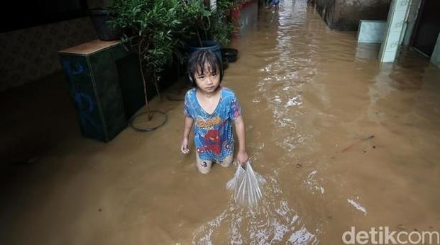 Banjir DKI: 2 Orang Meninggal & 2.370 Jiwa Mengungsi