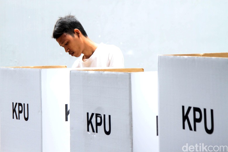 Ulah Caleg Gagal: Usir Warga hingga Tarik Bantuan Aspal Ulah Caleg Gagal: Usir Warga hingga Tarik Bantuan Aspal