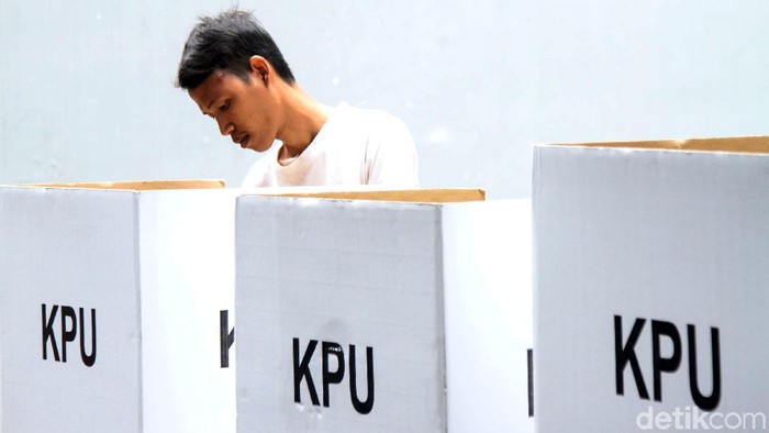 11 TPS di Jakarta melakukan pemungutan suara ulang. Salah satunya adalah TPS 002, Pasar Baru, Jakarta Pusat. Begini prosesnya.