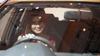 Kombinasi warna hitam dan aksen merah pada lapisan kulit memberikan nuansa elegan sekaligus sporty di dalam kabin. Untuk menambah kenyamanan, New Honda BR-V juga telah dilengkapi dengan New Driver Seat Height Adjuster pada bangku pengemudi serta New Center Headrest dan jok yang lebih tebal pada bangku baris kedua.