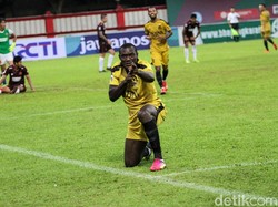 Herman Dzumafo merayakan golnya.