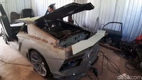 Tampak pula beberapa bagian pada body mobil itu belum dicat dan terdapat banyak dempulan.