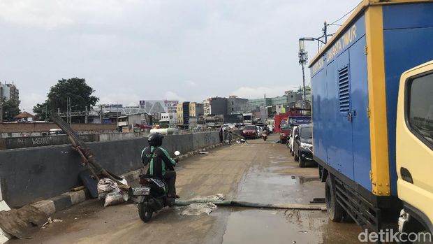 Bekas banjir masih tampak di lokasi