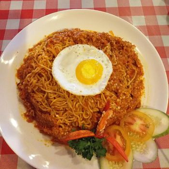 Saat Food Vlogger Adu Ketahanan Makan Mie Terpedas Tanpa Minum