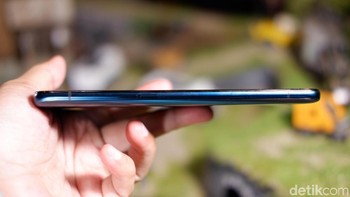 Dimensi ponsel ini 162 x 77.2 x 9.3 mm dengan bobot 210 gram. Foto: Adi Fida Rahman/detikINET