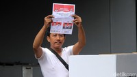 Namun akibat salah satu warga luar Jakarta mencoblos menggunakan e-KTP tanpa A5 membuat TPS ini harus melakukan pencoblosan ulang.