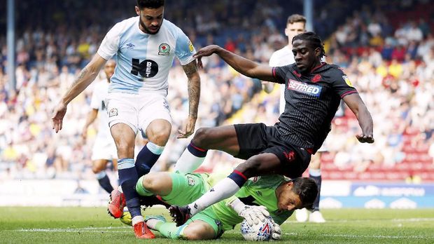 Bolton Wanderers (hitam) dinyatakan terdegradasi ke League One usai kalah dari Aston Villa, pertengahan April.