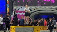 Para dancer dan artis pun sudah mulai melakukan check sound. Foto: (dok. TRANS TV)