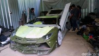 Mendatangi bengkel Suharyanto di Dusun Nogosari III, Desa Bandung, Kecamatan Playen, Kabupaten Gunungkidul, tampak beberapa teknisi tengah sibuk memperbaiki body mobil yang menyerupai Lamborghini Aventador.