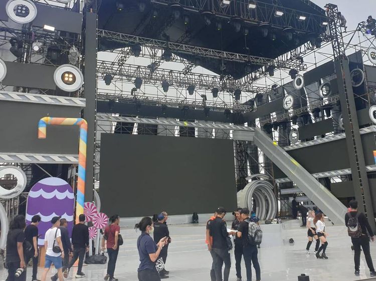 Mengintip Persiapan Panggung Jelang Konser Red Velvet