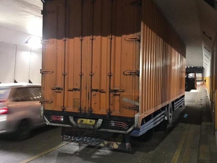Truk Box Nyangkut di Underpass Blok A Tanah Abang, Lalin Tersendat