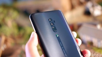 Kamera ketiga (berbentuk kotak) mengusung lensa periskop seperti yang terdapat pada kapal selam. Oppo menempatkan lensa telefoto dengan sensor sebesar 13MP pada modul setebal 6.7 mm.  Foto: Adi Fida Rahman/detikINET