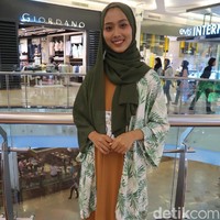 Nur Afifah Masyhurah tampil dengan padanan gaun panjang polos berbahan kaus dan memadukannya bersama outer model kimono dengan print daun hijau yang tampak segar. Model hijab pashmina pun menjadi padanan yang tepat agar keseluruhan tampilan lebih bergaya. Gaya wanita 20 tahun ini bisa jadi inspirasi untuk tampil kasual saat hangout. Foto: Alissa Safiera/Wolipop