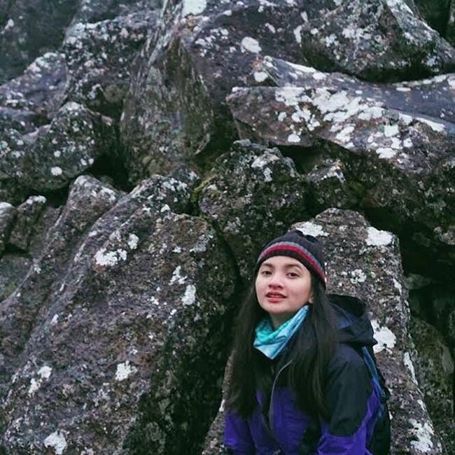 Suka pantai atau gunung? Untuk pertanyaan ini, Sabrina menjawab gunung dengan lantang. “Untuk menikmati pemandangan yang indah dari gunung, kita harus mendaki dulu. Butuh effort, persiapan mental dan fisik. Ada tantangannya. Itu yang kusuka,” kata Sabrina. Foto: Instagram