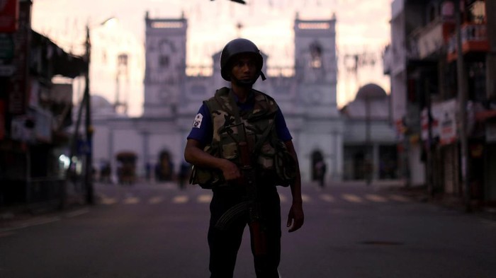A security officer stands guard outside St. Anthonys Shrine, days after a string of suicide bomb attacks on churches and luxury hotels across the island on Easter Sunday, in Colombo, Sri Lanka April 26, 2019. REUTERS/Athit Perawongmetha TPX IMAGES OF THE DAY