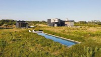 Terdapat pula kolam renang yang dikelilingi oleh tanaman hijau. Cantik bukan? Foto: Dok. Inhabitat/Ryall Sheridan Architects