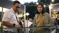 Deputy Executive General Manager Coherence & Innovation Management Telkom Ery Punta Hendraswara dan Staf Khusus III Kementerian BUMN Wianda Pusponegoro saat meninjau maket Moslem District Destination Halal Park yang akan dibangun di area Gelora Bung Karno Senayan, Jakarta, Jumat (26/4).