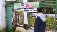 Terlihat tulisan tersebut merupakan peringatan berbahasa sunda, Sing Saha Nu Boga TUYUL di Doakeun Ku Sarerea Sing Kena Ku Azab Allah.. Amiin yang artinya Siapa saja yang memiliki TUYUL didoakan oleh semua supaya terkena oleh azab Allah.. Amiin.