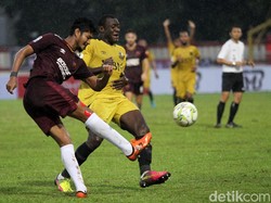 PSM bisa memperkecil ketertinggalan. Wiljan Pluim menyarangkan gol, usai menyontek bola di mulut gawang Bhayangkara. Skor 2-1 menutup jeda.