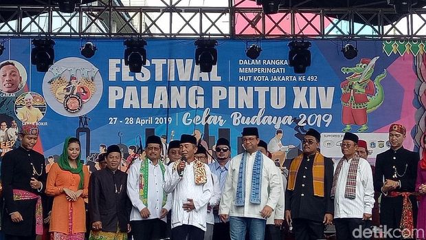  Gubernur DKI Jakarta Anies Baswedan membuka Festival Palang Pintu di Kemang, Jakarta Selatan, Sabtu (27/4/2019)