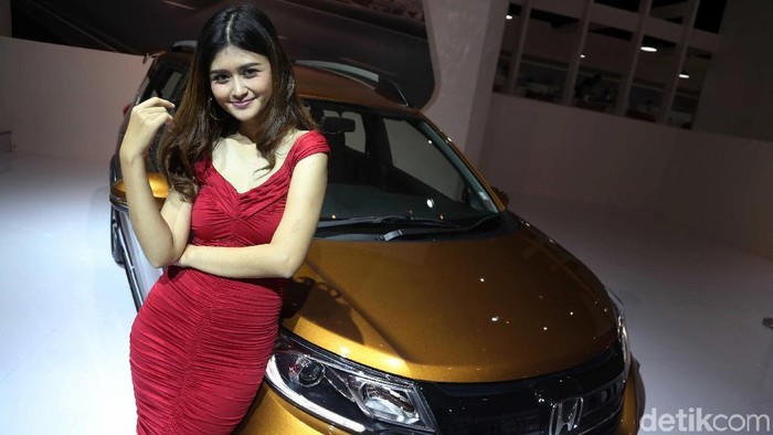Honda BR-V yang diluncurkan di Indonesia Internasional Motor Show (IIMS) 2019 di JIExpo Kemayoran, Jakarta, memang keren dan canggig. Namun SPG-nya pun tidak kalah cantik.