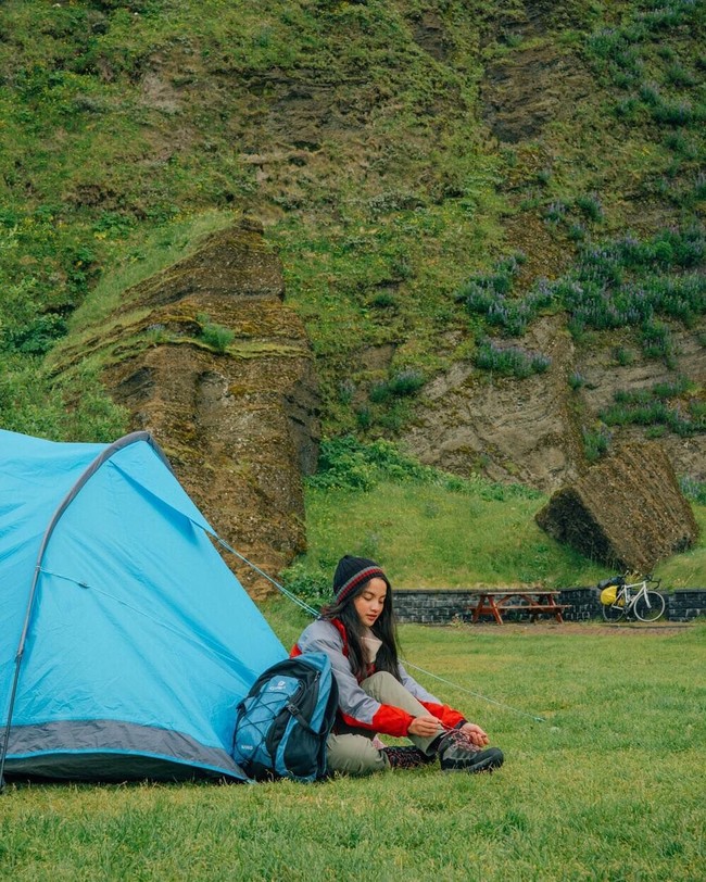 Hobi traveling tersebut ternyata juga dimanfaatkan Sabrina untuk melakukan kegiatan sosial. Sembari jalan-jalan, ia beramal. Foto: Instagram