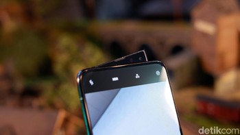 kamera depan mengusung konsep pop-up yang Oppo menyebutnya pivot rising camera. Di bagian depannya terdapat kamera 16MP, Front Facing Softlight, dan Speaker. Foto: Adi Fida Rahman/detikINET