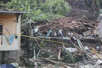 Ada Longsor Susulan, Warga Korban Longsor di Cimahi Mengungsi