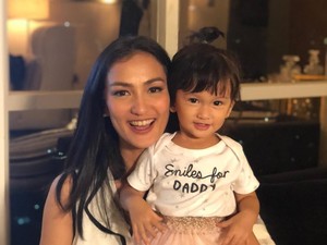 Lebih Banyak di Rumah, Atiqah Hasiholan Cari Cara Bahagiakan Anak