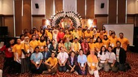 Seluruh penerima manfaat dari Young Entrepreneur Gathering 2019 berfoto Bersama dengan Elvera N. Makki, Director, Country Head of Corporate Affairs Citi Indonesia (syal batik orange), Hans Thulstrup, perwakilan Direktur UNESCO Office Jakarta (syal batik hijau), Oswar Muadzin Mungkasa, PLT. Deputi Gubernur Bidang Budaya dan Pariwisata Pemerintah Provinsi DKI Jakarta (syal batik kuning) serta Dandy Indarto Seno Kepala Divisi Museum Bank Indonesia (syal batik merah). Foto: dok. Citi Indonesia