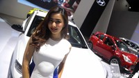 Model cantik berpose di depan mobil Hyundai Kona.